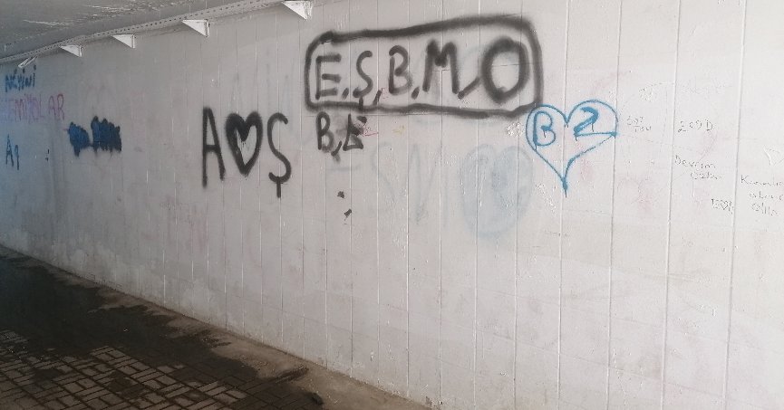 Altgeçit duvarları yazılarla kirletildi