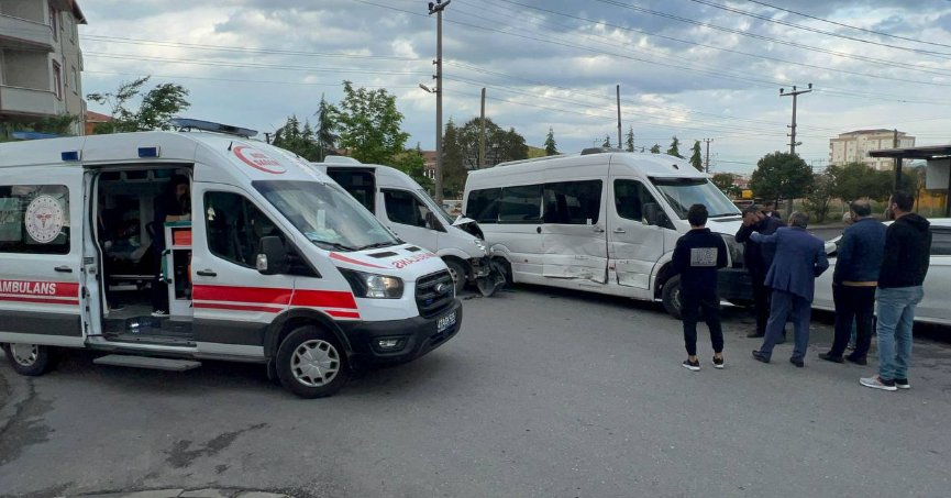 İki minibüsün çarpıştığı kazada 1 kişi yaralandı