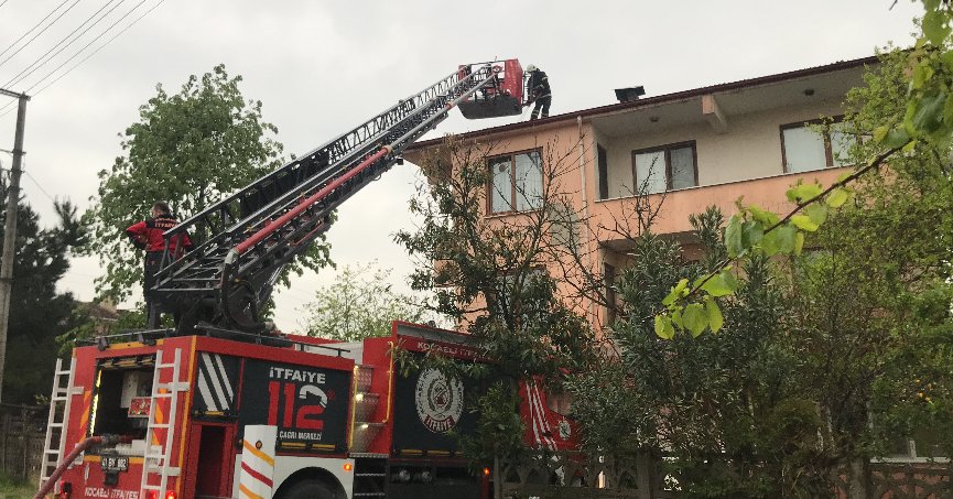 İki katlı binanın çatısı alev alev yandı