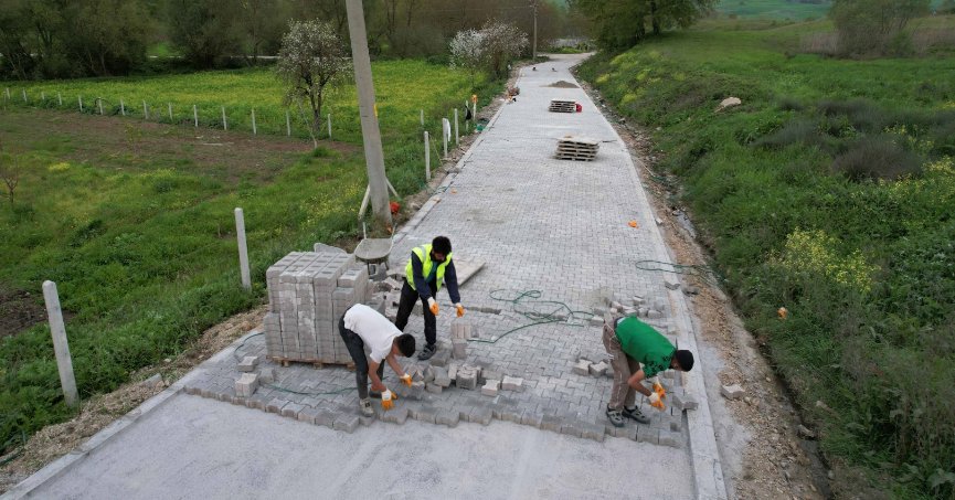 Köy yolları nakış  gibi işleniyor