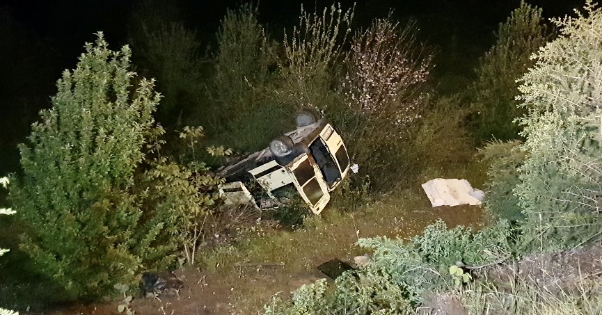 Şarampole devrilen araçtaki 2 kişi yaralandı