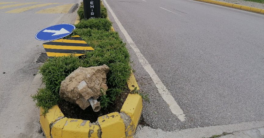 Sökülen trafik levhası yerine monte edilmeli