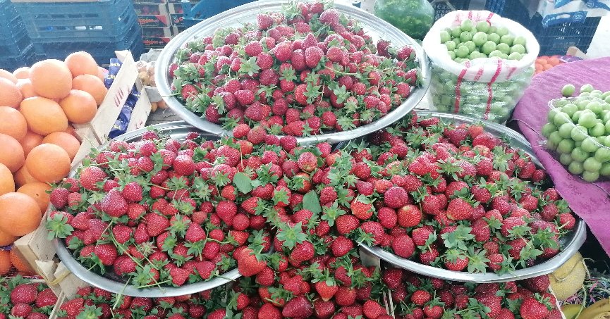 Çilek, pazarda tezgahları süslüyor