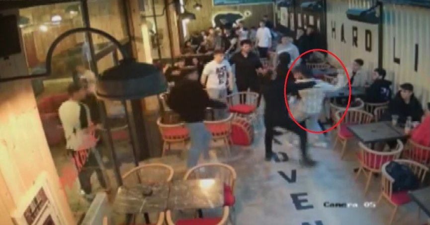 Gençlerin kavgası kafeyi karıştırdı