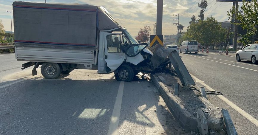 Kamyonet bariyere çarptı: 1 yaralı