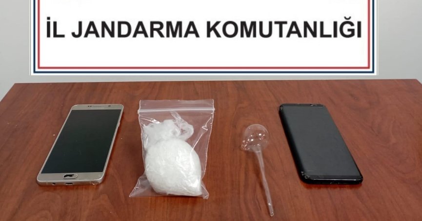 Araçlarında uyuşturucu  bulunan 3 şüpheliye gözaltı