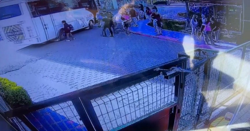  Okula gidecekleri servisin altında kaldılar