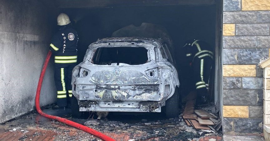 Patlayan akü otomobili demir yığınına döndürdü