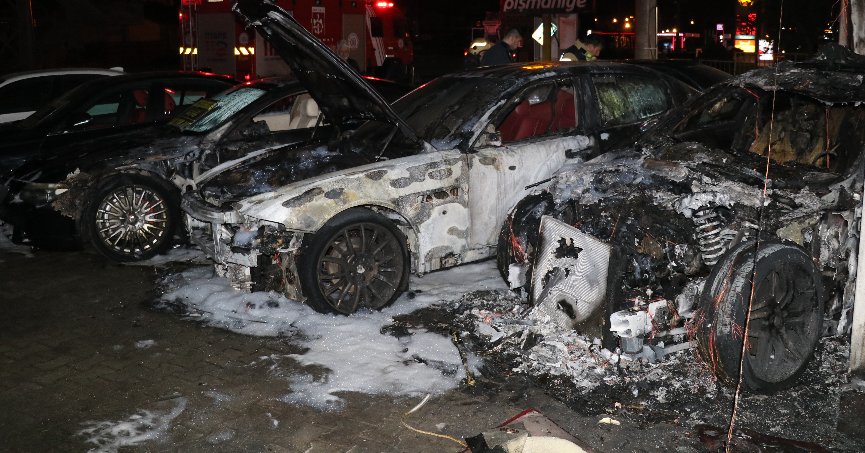 Oto galeride yangın: 4 araç zarar gördü