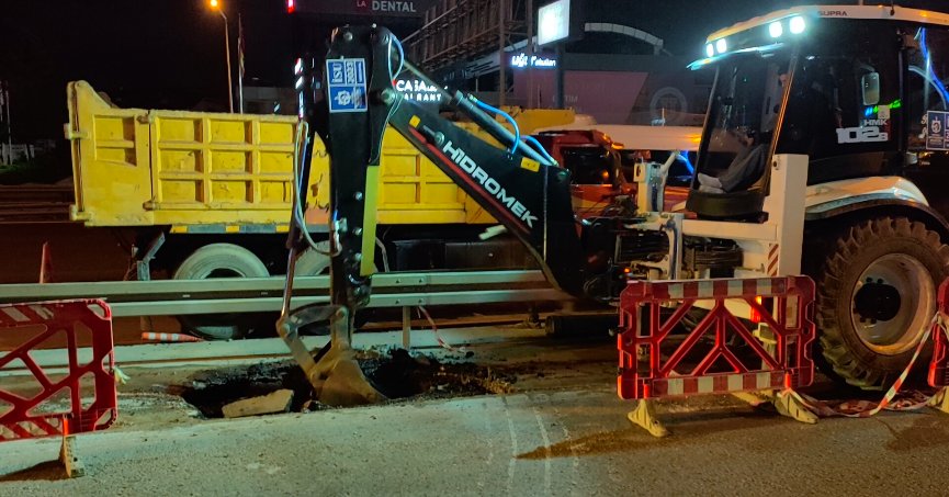 Su birikintisi asfaltı çökertti