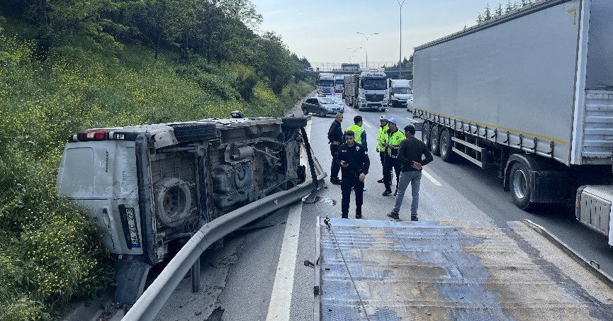 Lastiği patlayan araç takla attı: 2 yaralı