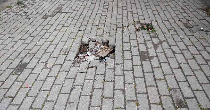 Çöken kaldırıma bakım gerekli