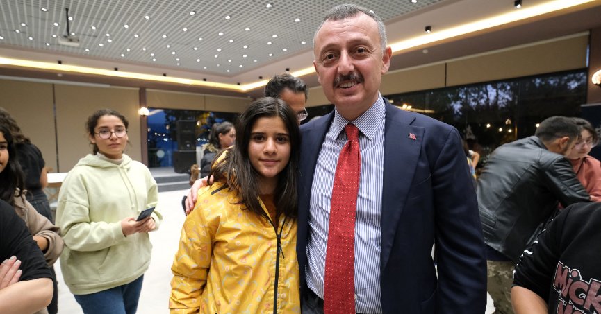 Misafir öğrencilere tablet hediye edildi