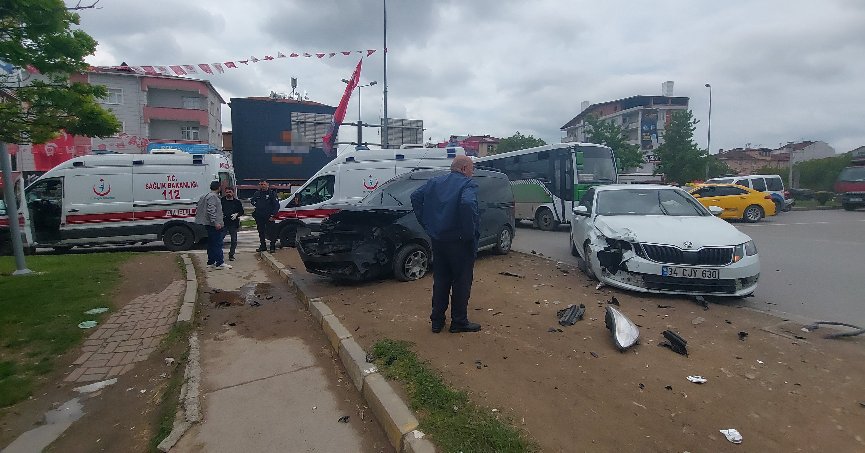 İki araç çarpıştı: 4 kişi yaralandı