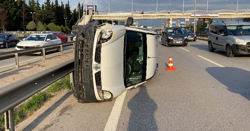 Hafif ticari araç taksiye çarpıp takla attı: 3 yaralı