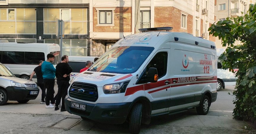 Yolun karşısına geçen çocuğa servis aracı çarptı