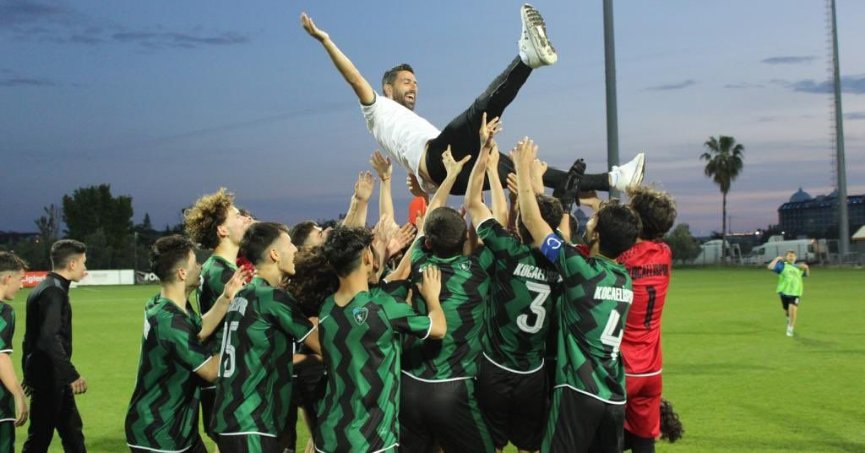 Kocaelisporlu gençler şampiyon oldu