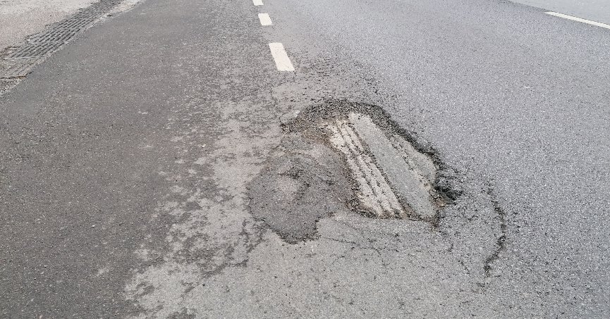 Yolun bozulan kısmına  asfalt yama gerekli