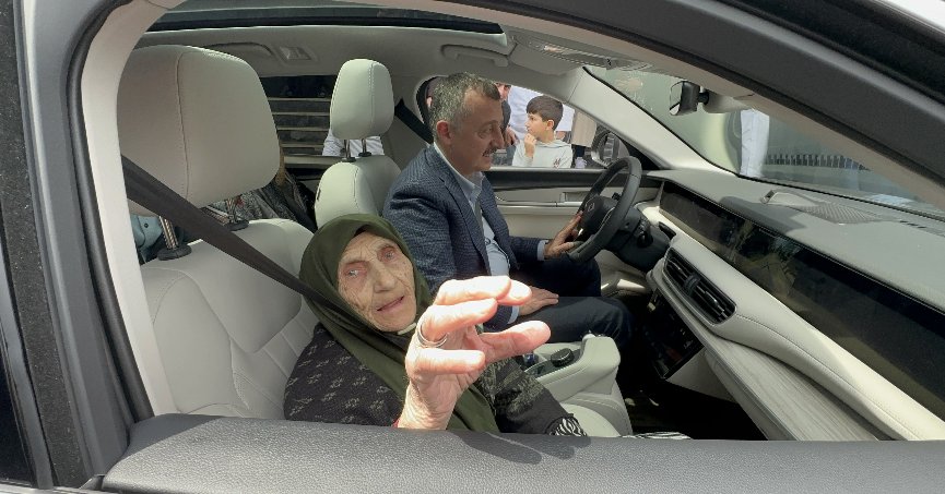 Büyükakın, 100 yaşındaki kadını Togg ile evine bıraktı