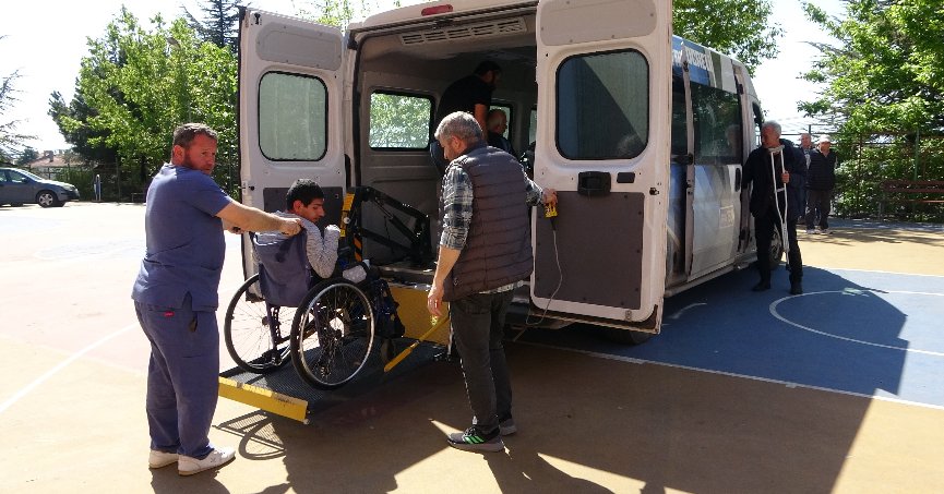 Oy kullanmaya ‘engelsiz taksi’ ile gittiler