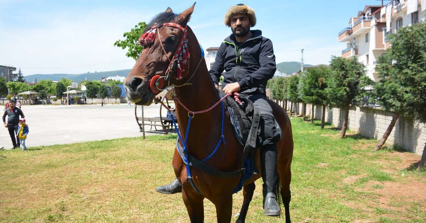 Oy kullanmaya atıyla geldi