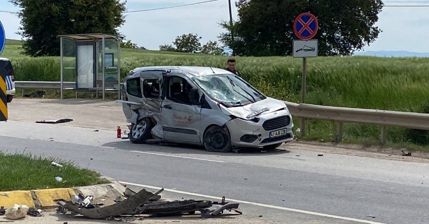 3 araç çarpıştı, 3 kişi yola savruldu