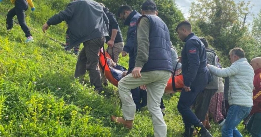 Devrilen traktörün  altında kalan kişi öldü