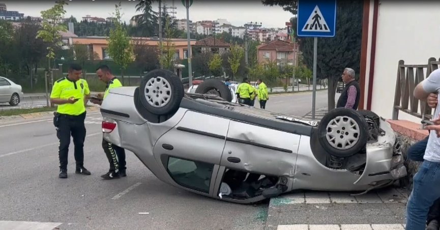 Devrilen araçtaki  2 kişi yaralandı