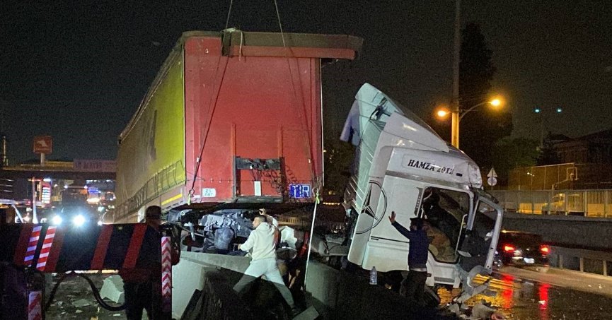 Bariyere çarpan tırın  çekicisi karşı şeride geçti