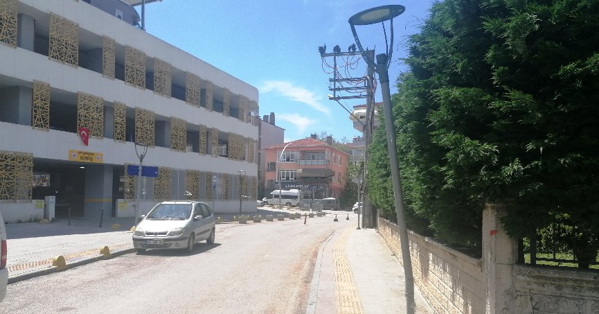 Eğilen direğe bakım gerekli