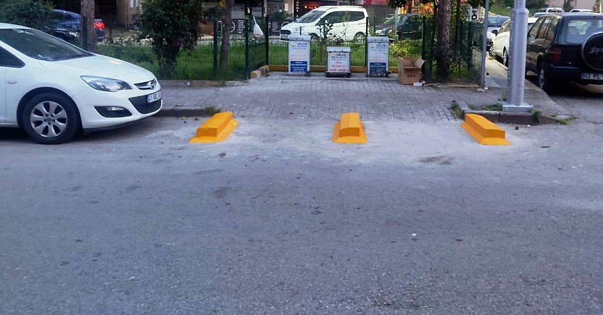 Araç parkları banket ile önlendi