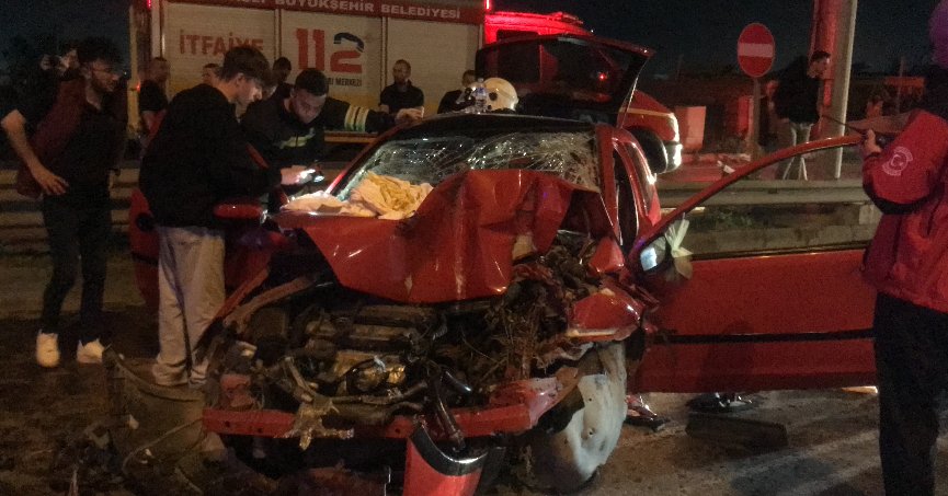 Otomobil tıra çarptı: 4 yaralı