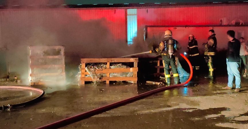 Fabrikada atık malzeme yangını