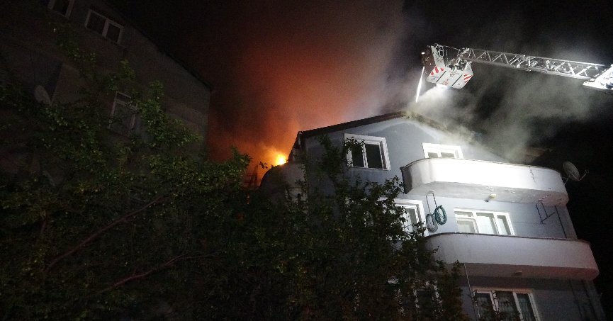 4 katlı binanın çatısını alevler sardı