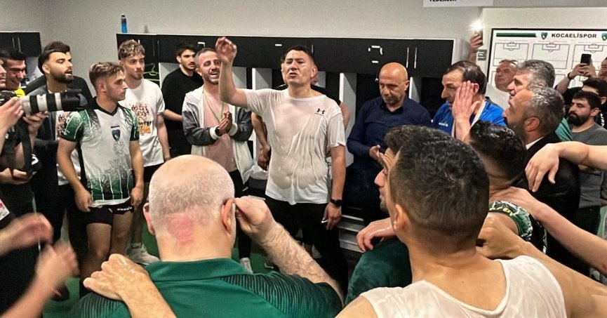 Futbolcular basın toplantısını bastı