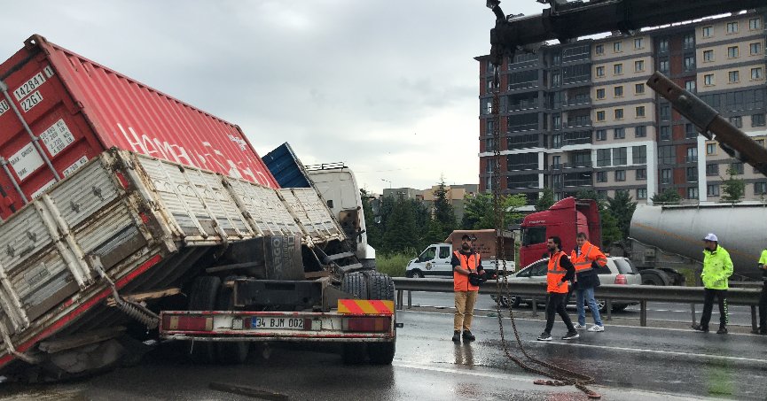 TEM’de tır makasladı, trafik durdu