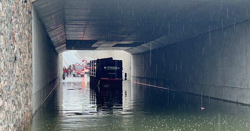 Suyla dolan alt geçitte mahsur kaldı