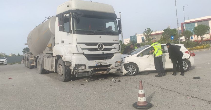Beton mikseriyle otomobil çarpıştı: 1 yaralı