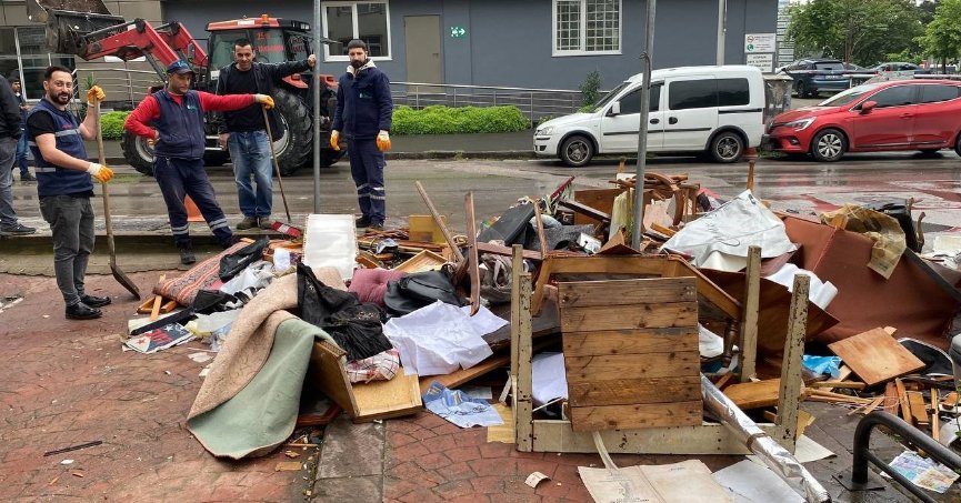 Ölen babalarının eşyalarını balkondan attılar