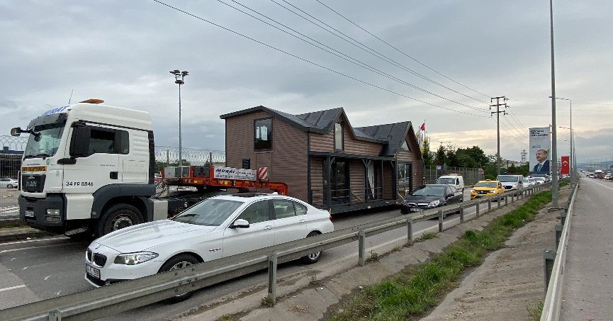 'Yürüyen ev' İzmit trafiğini altüst etti