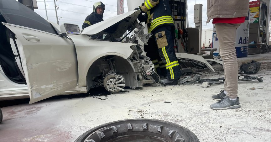 Otomobil benzin istasyonuna daldı