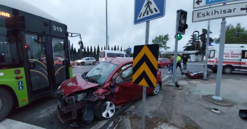 2 otomobil çarpıştı: 1 kişi yaralandı