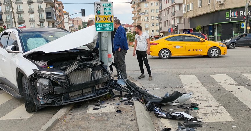 Kırmızı ışıkta geçti:  3 araç birbirine girdi