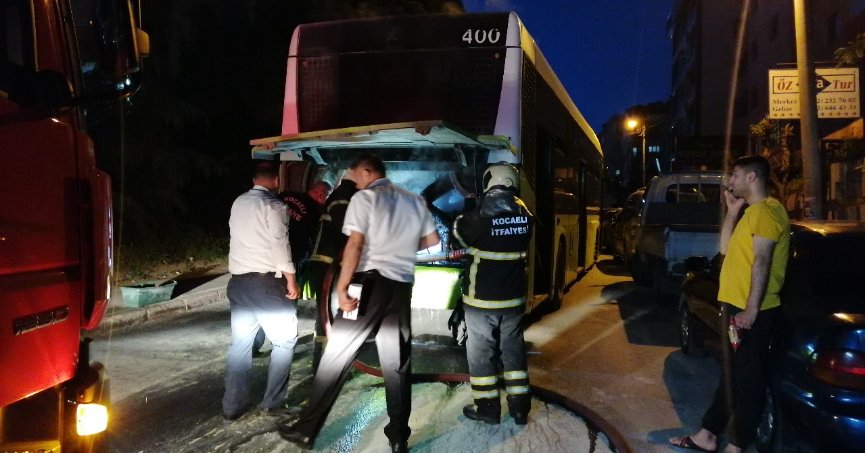 Otobüsten yükselen duman korkuttu