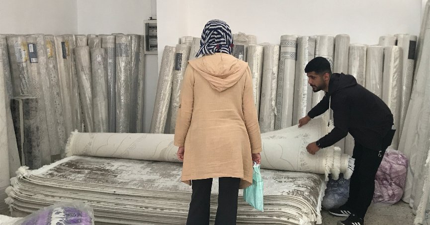 Su basan depoda ıslanan  halıları zararına satışa çıkarttı