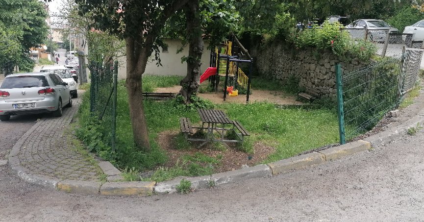 Parkın tel örgüleri  yerine monte edilmeli