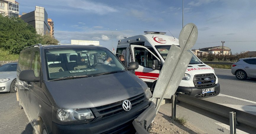 Panelvan bariyere çarptı: 1 yaralı