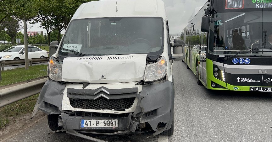 İki servis aracı çarpıştı: 4 yaralı