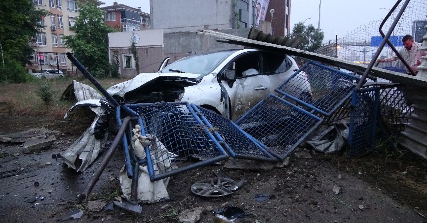 Otomobil bariyere çarptı: 2 yaralı