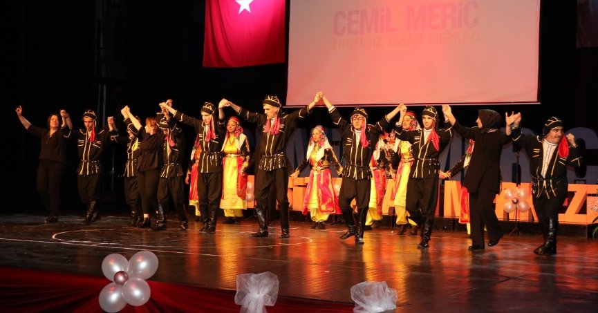 Özel öğrencilerden anlamlı gösteri